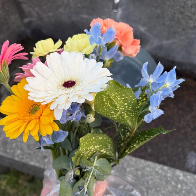 【 スタッフの休日 】

先日は亡き祖母の誕生日、お墓参りと墓掃除に行ってきました。

生前花が好きだった祖母を思い、色とりどりのお花をお供えしました。

祖母の死に際して、
「 人を送り出す仕事 」
に興味を抱き、湯灌の仕事を志しました。
自分と湯灌の仕事を繋げてくれた祖母には感謝しかありません。

あれから１年あまり経ちましたが、今でも祖母のことを思い出すと、仕事への気持ちが新たになります。

これからも祖母への感謝を忘れず、ひとつひとつのご縁を大切に、仕事に取り組んでいきたいと思います。

#きよめびと
#湯灌 #納棺
#湯灌師 #納棺師
#お葬式 #葬儀業界 #葬祭業界 
#お墓参り #お墓掃除
#お花