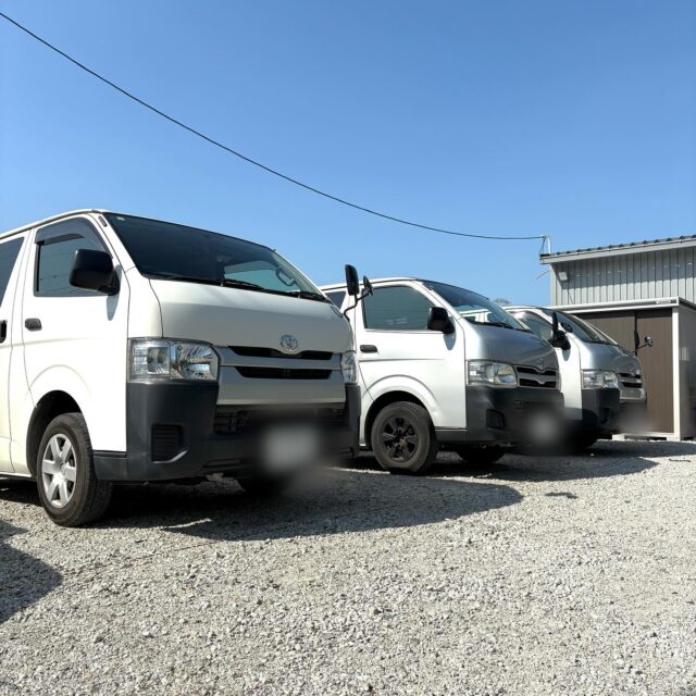 皆さま、お疲れ様です。
キヨメルです ! !

こちらは、我が社の湯灌車たちです 🚎
この車に、お湯や専用の浴槽などを積んで、現場に伺います。
弊社は現在、ハイエース３台体制で稼働しています。
（※求人から見にきて下さった方へ
運転免許は必須ではありません！）

湯灌業者は、この車が命綱です。
湯灌車がなければ、お仕事ができません。
なので、車の日常点検は欠かせません。
また、業務時間の1/4くらいは この車の中で過ごしますので、快適な車内環境のために、こまめに車内の清掃もしています 🧹

また湯灌車の内部も紹介しようと思いますので、ご期待下さい ! !

#きよめびと
#湯灌 #納棺
#湯灌師 #納棺師
#お葬式 #葬儀業界 #葬祭業界 
#ハイエース
#働く車 #はたらくくるま