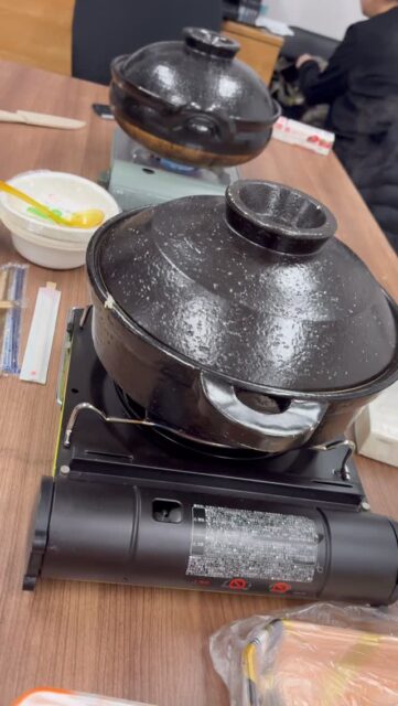 【🍲 第１回 キヨメル鍋パーティー 🍲】

先日10月22日、安田さんの発案で
事務所にて鍋パーティーを開催しました ! 👏

お鍋は《漁師鍋》と《水炊き鍋》の２種類。
仕事終わりの疲れた身体に、あたたかいお鍋が染み渡りました 🥲

新しいスタッフ、そして社長も含めて
スタッフ一同で鍋を囲んで団欒し、
笑い声に包まれた楽しいひとときとなりました 😌

今回参加できなかったスタッフも含めて、
近いうちに「第２回」も開催したいです !

#きよめびと #湯灌 #湯灌師 #納棺師
#葬儀業界 #葬祭業界
#鍋パ #漁師鍋 #水炊き