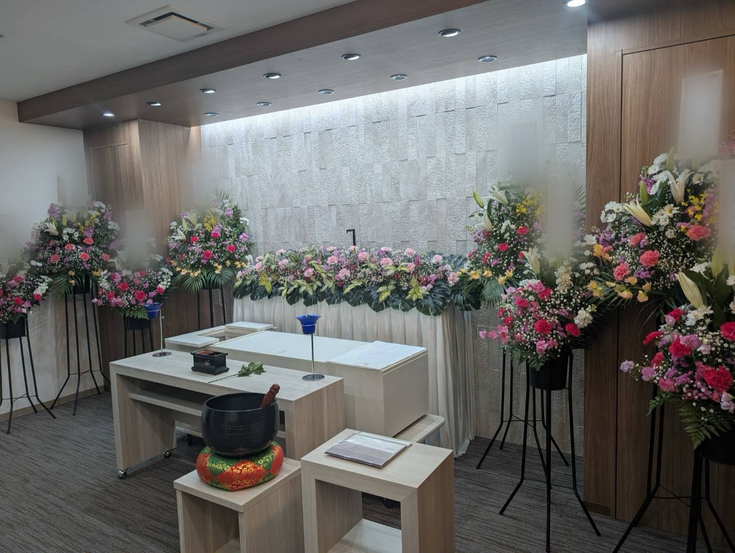 MIOQLUホールのご利用、納棺のご依頼ありがとうございます。
MIOQLUホールでは各種法要や法事でもご利用可能です。
式場見学、ご安置のご利用など気になる事があればご連絡お待ちしております。
kiyomeru
大阪府松原市三宅東7-1516-5
072-349-4536
#kiyomeru
#大阪家族葬
#家族葬
#湯灌
#お葬式