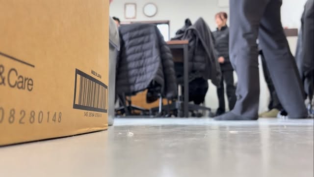 キヨメルです。

朝礼の一環として、
ラジオ体操を取り入れてみました💪

いつもは第一ですが、
たまには第二に挑戦。

…結果、みんなあやふやで
ワチャワチャしている様子です😂
（みなさんは第二も覚えていますか？）

それでも身体を動かすと
仕事スイッチが入ります💡

#葬儀の仕事 #納棺師
#湯灌 #きよめびと #家族葬