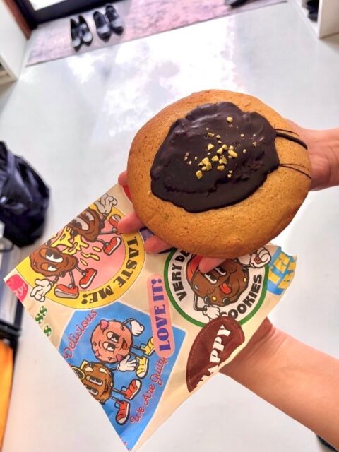 🍩最近食べたおやつまとめ🍪
🍪GUILTY'S ドバイチョコクッキー
大きさにびっくり!手のひらぐらいありました❣️
カロリーにもびっくり!!ひとつで1000カロリー、、、みんなでわけて食べました😋
🍩floresta doughnuts
見た目もキュートでサクッとふわっと理想のドーナツ❣️スタッフ人気ナンバーワンはダントツでカフェラテドーナツでした☺️
また食べたいな〜
ダイエット中なのに甘いものを控えられない安田でした♪
#GUILTY'S #donut
#湯灌 #納棺師 #葬儀の仕事