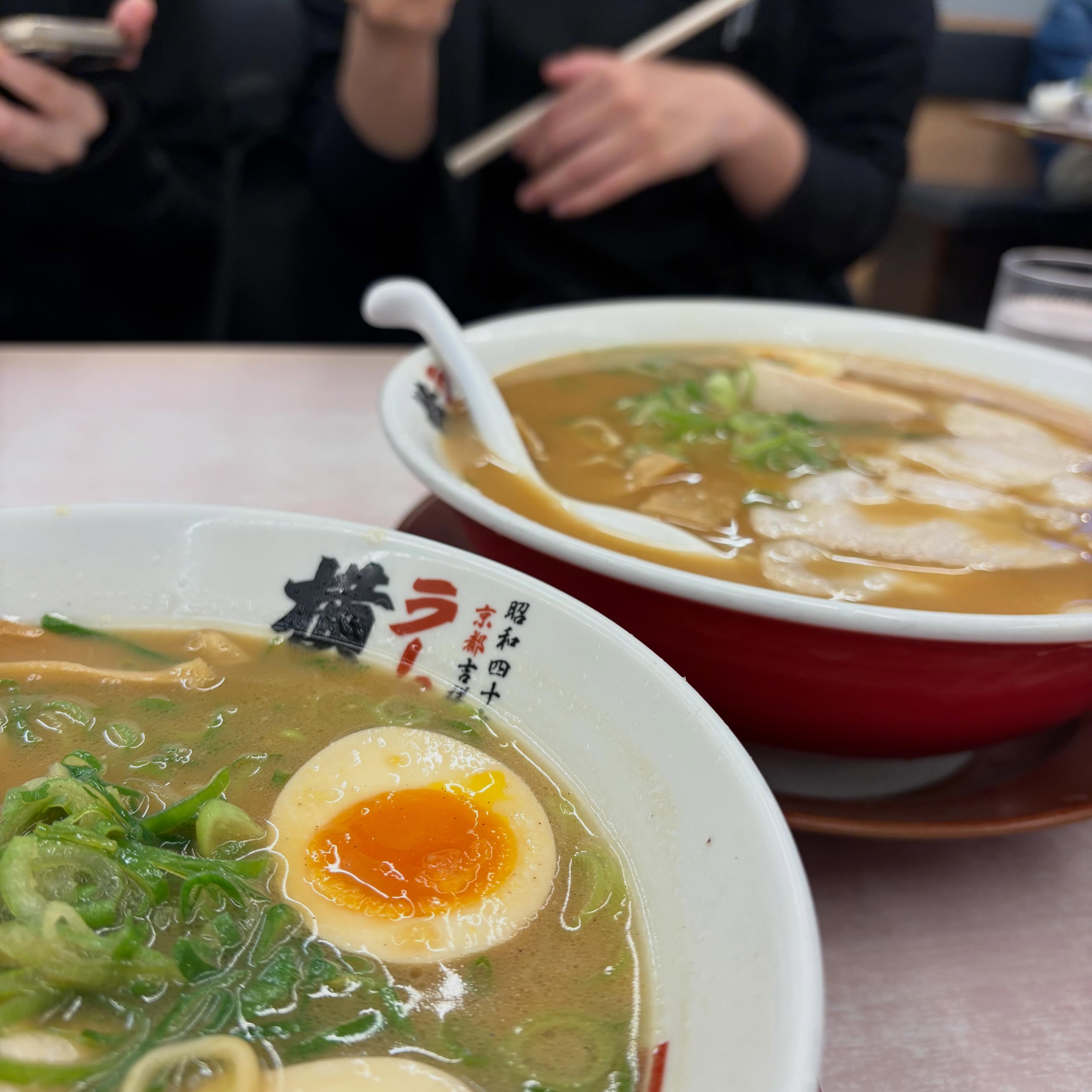 人生初の横綱ラーメンに挑戦する弊社の新入社員👩💼でしたが、
煮卵ラーメンの大盛(2玉)と明太マヨチャーハンを悠々と平らげておりました🫢
男性スタッフ一同震えております🫨
#湯灌 #納棺師 #葬儀の仕事
#きよめびと #ミオクル