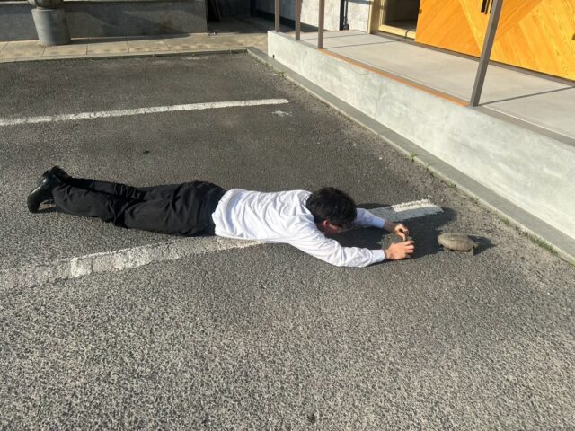 ・

会館前のイシガメを撮影中の弊社スタッフの様子です。

より良い１枚を追い求めた結果、
気づけばアスファルトに寝そべっておりました📸🐢

日々のちょっとした出来事にも、
いつも全力なスタッフたちです🤭

#湯灌 #納棺師 #きよめびと #葬儀の仕事 #イシガメ