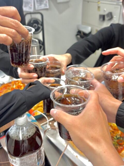 急遽、事務所でピザパーティー🍕

休みのスタッフまで駆けつけてくれて、
にぎやかな時間を過ごせました😌

乾杯はもちろんコーラで🥤

たまにはこんな息抜きも大切ですね🤭

#湯灌 #納棺師 #きよめびと
#葬儀の仕事 #ピザパ