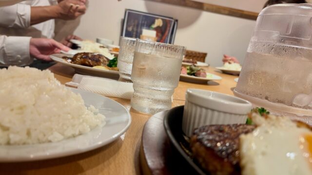 お仕事終わりに会社近くのハンバーグ屋さんへ🍴
急遽決まった食事会でしたが、
仕事終わりにみんなでワイワイ楽しい時間を過ごしました。
ごちそうさまでした😌
メリハリをつけながら日々の仕事に励んでいます!
#湯灌 #納棺師 #きよめびと
#ミオクル #ハンバーグ