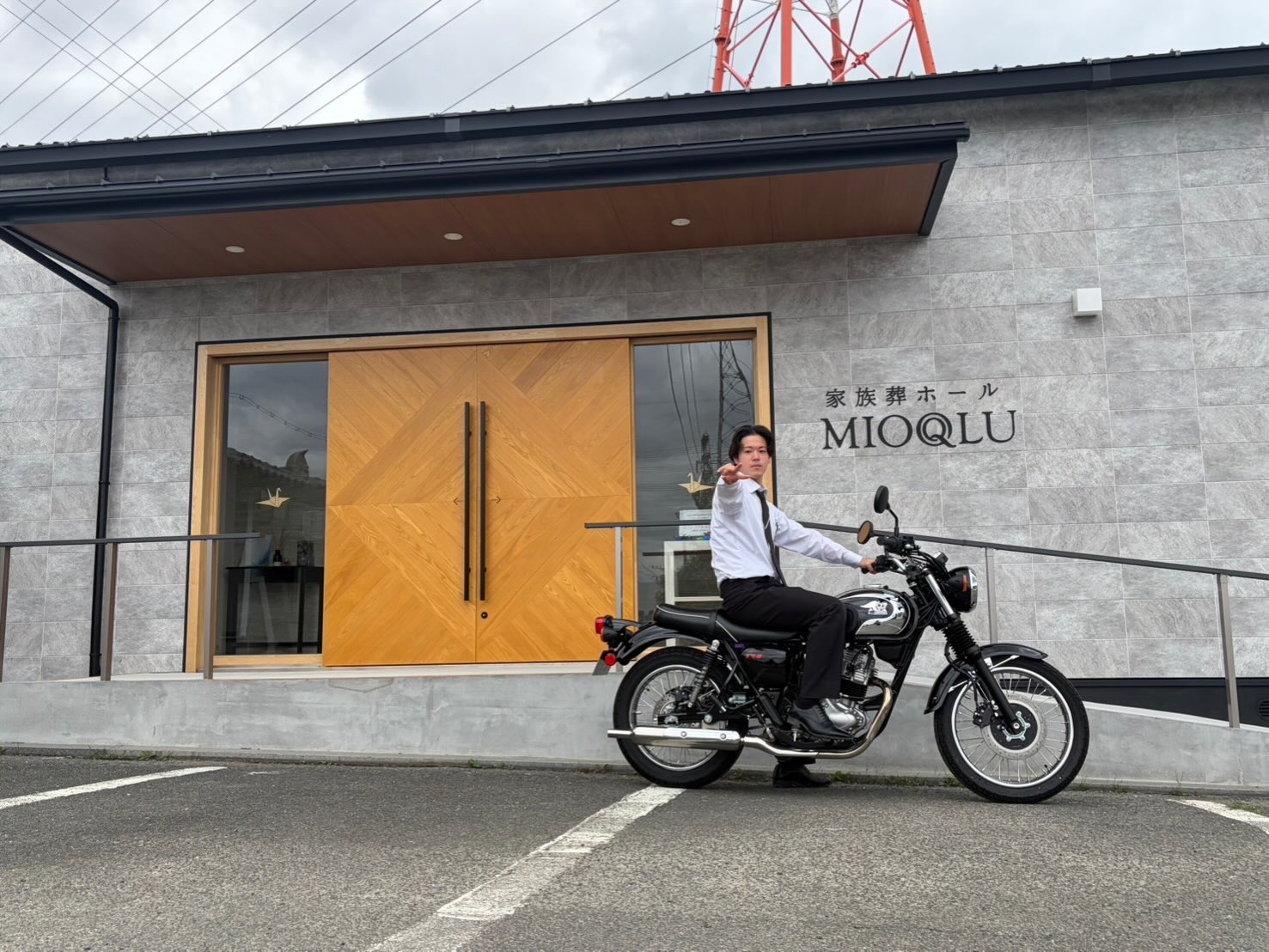 ・

少し前になりますが、
弊社のスタッフの田中がバイクを購入しました🏍️✨

こちらはバイクで初出勤した日に、
弊社の貸し会館の前で記念撮影した一枚です😌

新しい相棒とともに、これからも安全運転で！👍

おめでとうございます👏

#メグロs1 #meguros1 #目黒製作所
#ミオクル #湯灌